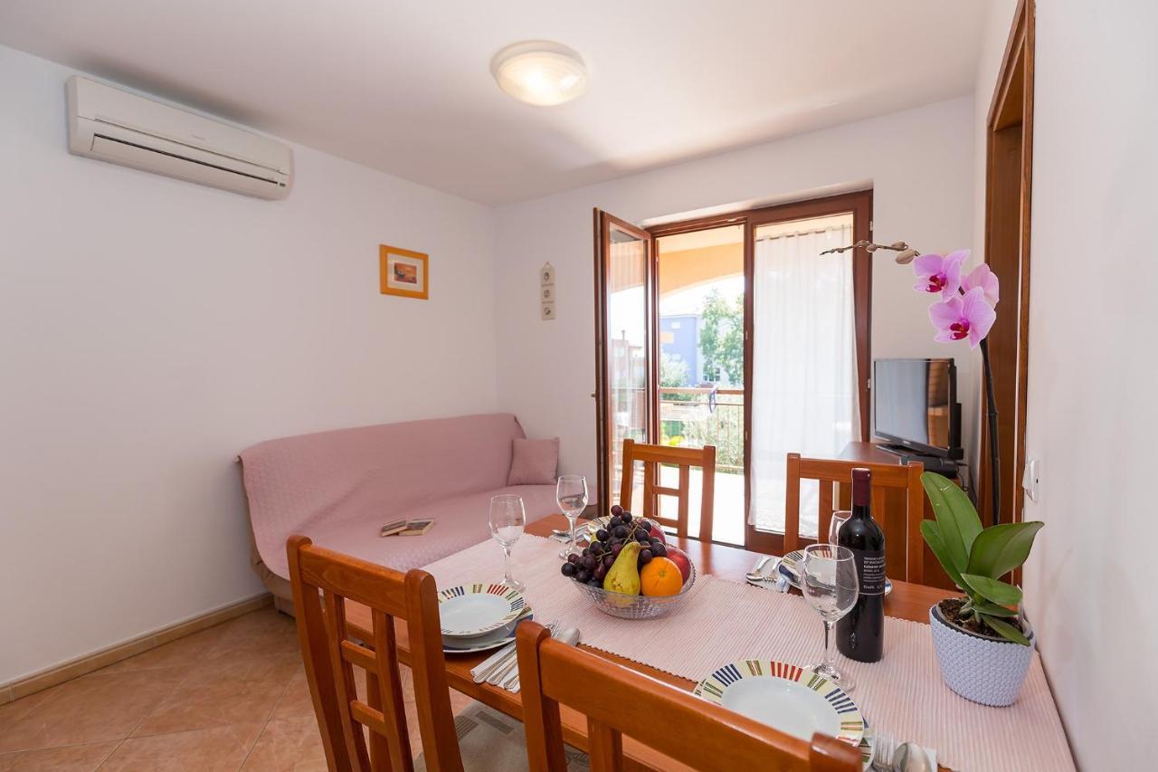 Apartments With A Swimming Pool Novigrad - 7078 Kültér fotó
