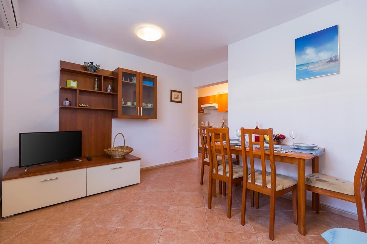 Apartments With A Swimming Pool Novigrad - 7078 Kültér fotó